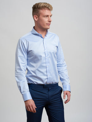 Dandy & Son Extreme Cutaway shirt in light blue premium cotton on model no tie