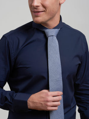 Dandy & Son Extreme Cutaway shirt in navy non-iron close up with tie