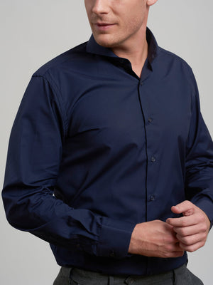 Dandy & Son Extreme Cutaway shirt in navy non-iron close up on model