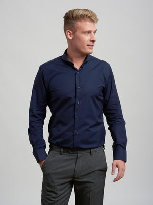 Dandy & Son Extreme Cutaway shirt in navy non-iron on model with tie