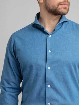 Dandy & Son Extreme Cutaway collar shirt in denim fabric light blue on model
