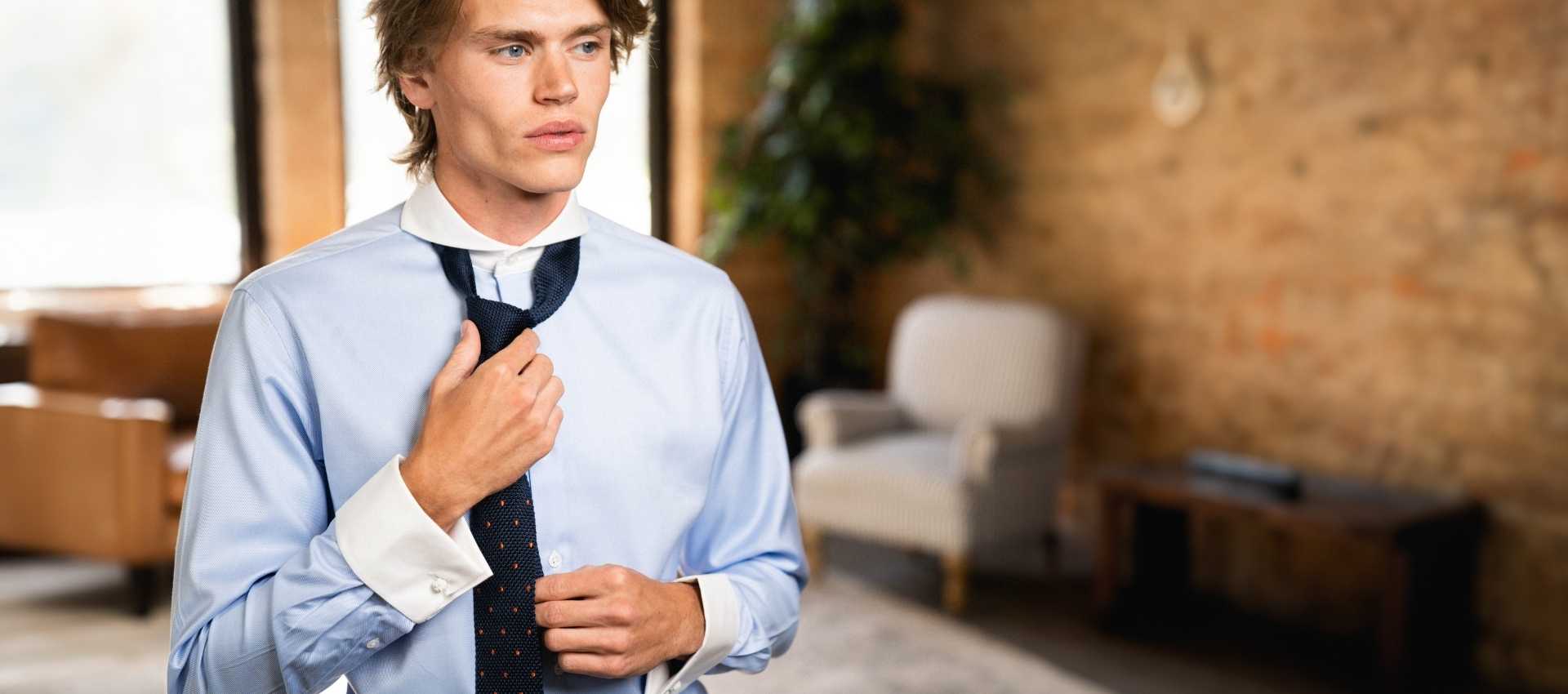 Shirts with Contrast Collar for Men from Dandy & Son. Image of a man wearing a Extreme Cutaway Contrast Collar Shirt from Dandy & Son.
