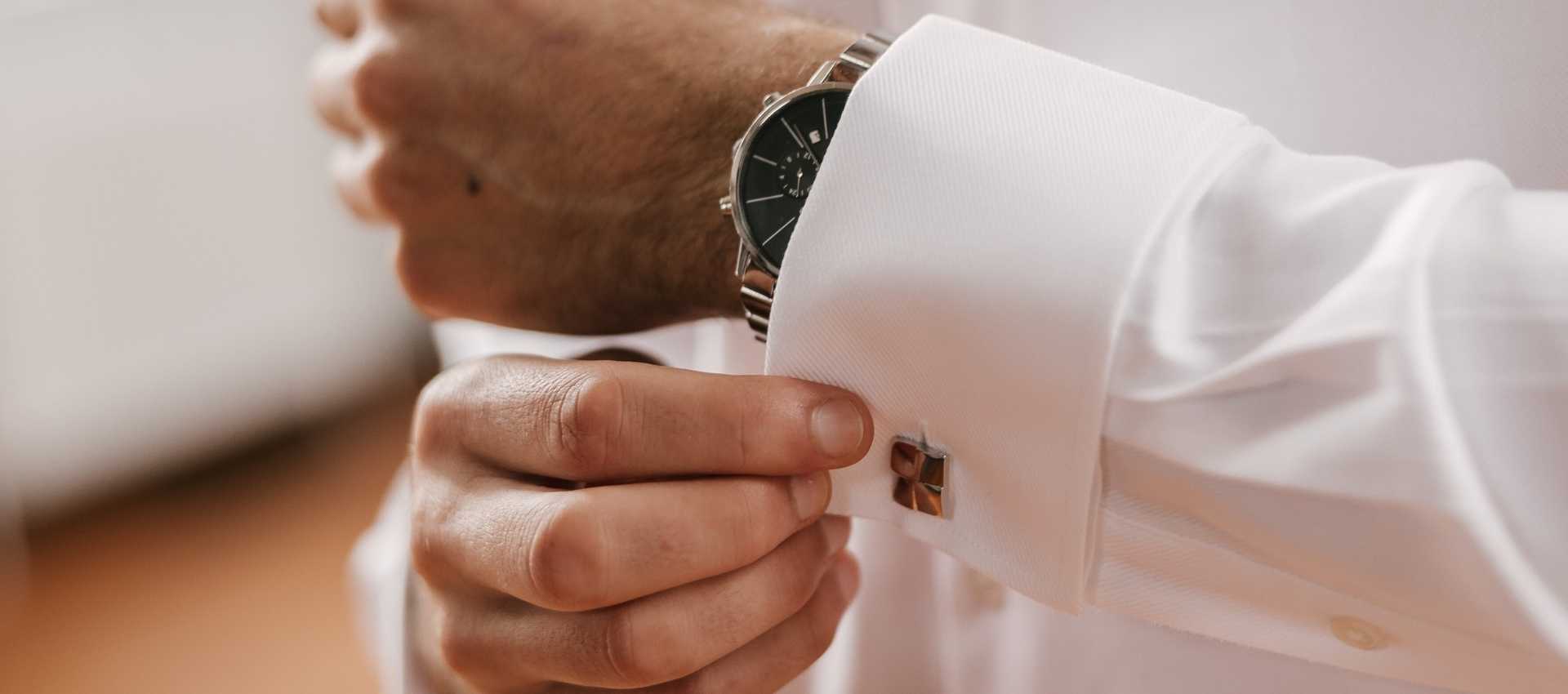 Dress Shirts With French Cuffs from Dandy & Son. Image of a man wearing a Extreme Cutaway Collar Shirt from Dandy & Son.