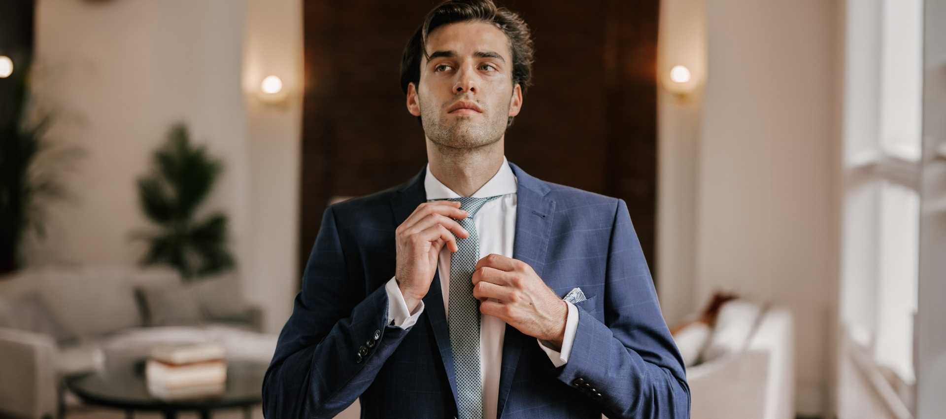 Non-iron and Wrinkle Free Dress Shirts for Men from Dandy & Son. Image of a man wearing a Extreme Cutaway Collar Shirt from Dandy & Son.