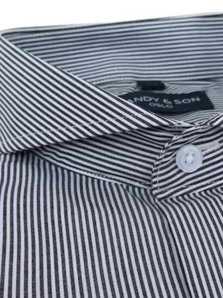 Dandy &amp; Son Extreme Cutaway collar shirt in black stripe cotton close up