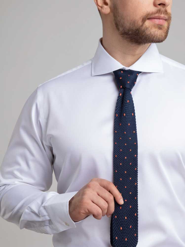 Dandy &amp; Son Cutaway Collar shirt in white premium fabric close up with tie