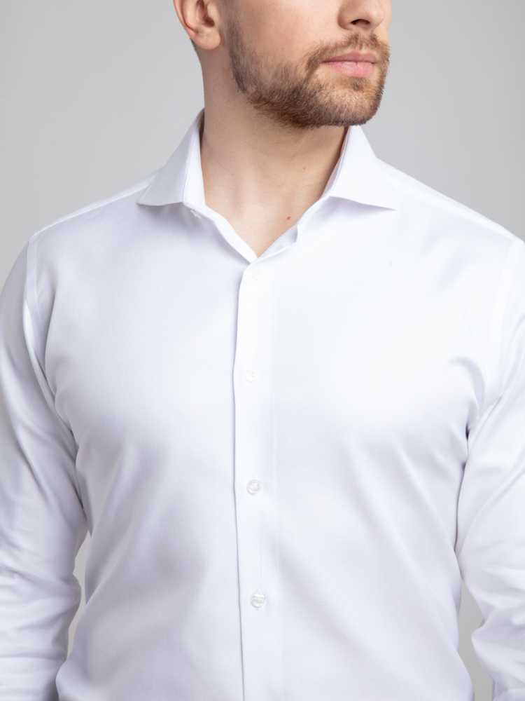 Dandy &amp; Son Cutaway Collar shirt in premium white cotton worn by model close up