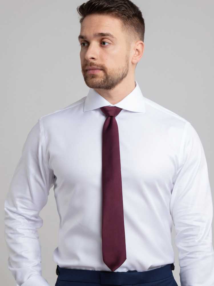 Dandy &amp; Son Cutaway Collar shirt in premium white cotton worn by model with tie
