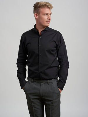 Dandy & Son Extreme Cutaway shirt in black easy-iron fabric on model no tie