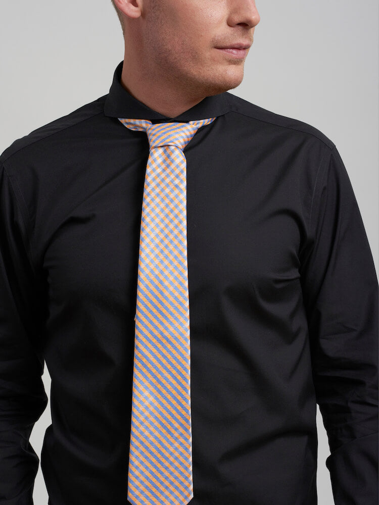 Dandy &amp; Son Extreme Cutaway shirt in black easy-iron fabric on model close up with tie