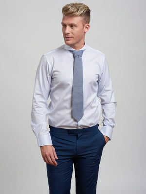 Dandy & Son Extreme Cutaway collar shirt in light blue non-iron cotton on model