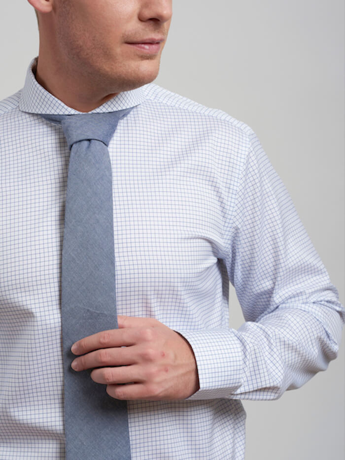 Dandy &amp; Son Extreme Cutaway shirt in light blue non-iron cotton on model with tie