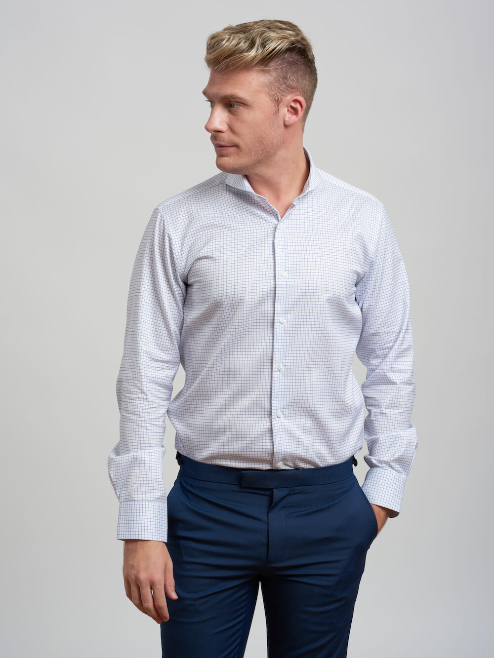 Dandy &amp; Son Extreme Cutaway shirt in light blue non-iron cotton on model no tie