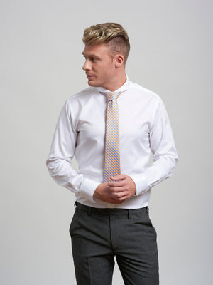 Dandy & Son Extreme Cutaway Collar shirt in white premium cotton on model no tie