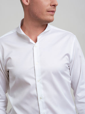 Dandy & Son Extreme Cutaway collar shirt in white premium cotton model close up