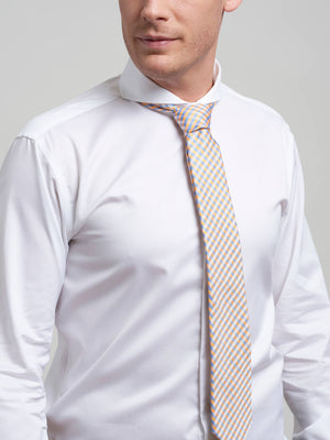 Dandy & Son Extreme Cutaway shirt in white premium cotton on model close up with tie