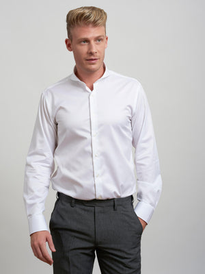 Dandy & Son Extreme Cutaway Collar shirt in white premium cotton on model no tie