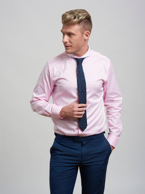 Dandy & Son Extreme Cutaway collar shirt in pink non-iron on model with tie