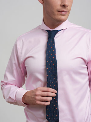 Dandy & Son Extreme Cutaway shirt in pink non-iron on model with tie