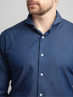 Dandy & Son Extreme Cutaway collar shirt in blue denim fabric close up on model