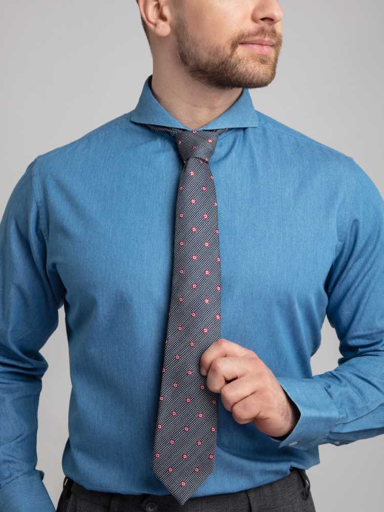 Dandy &amp; Son Extreme Cutaway collar shirt in denim fabric light blue on model close up with tie